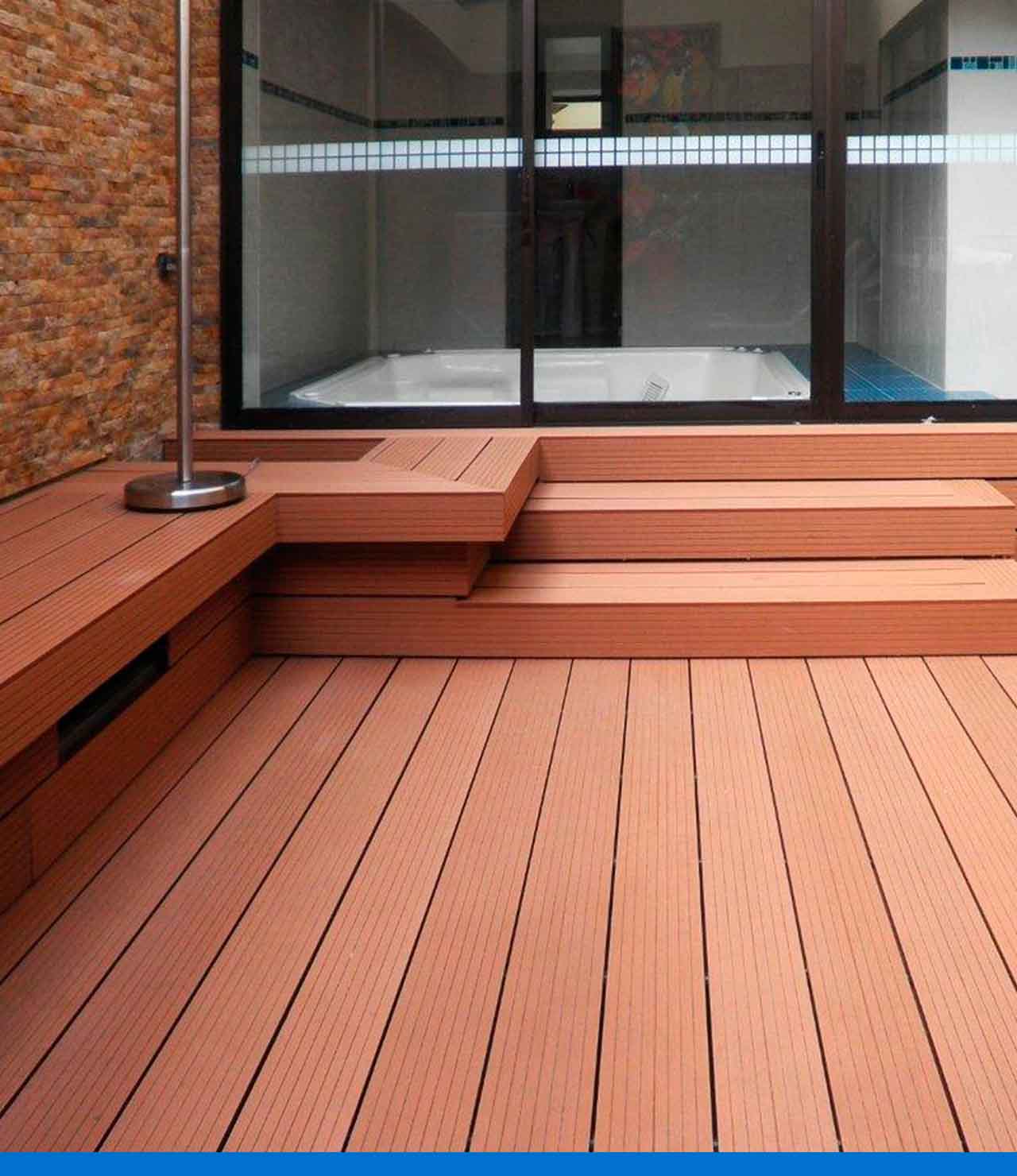 Espacio exterior cubierto con tablones de madera