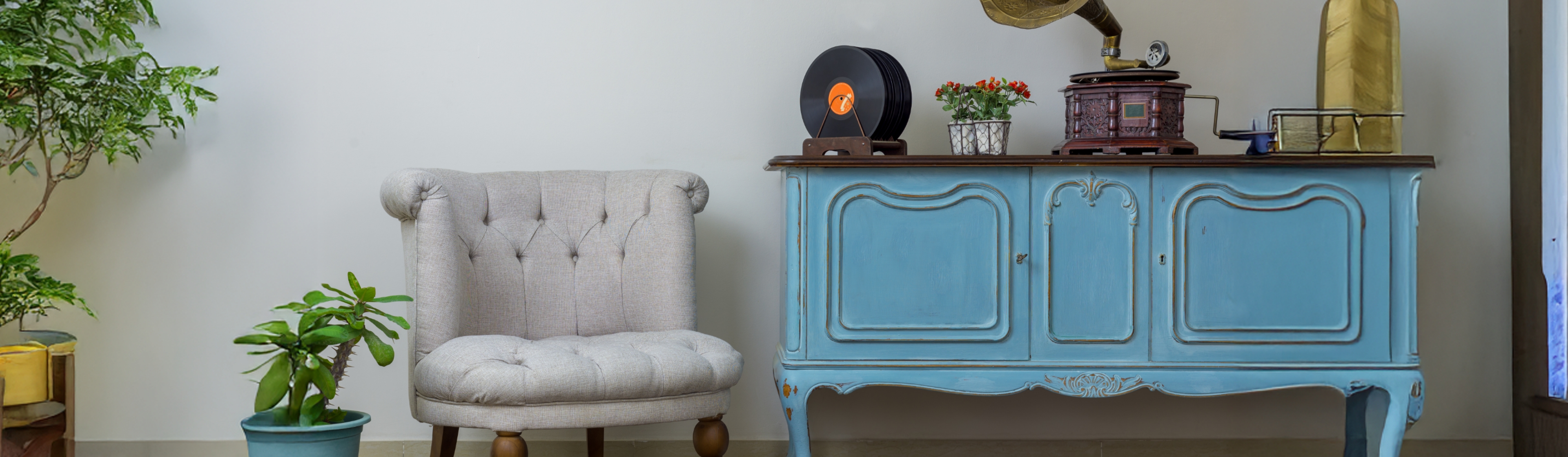 Mueble pintado con acabado vintage en sala
