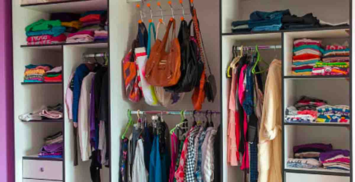 Cómo ordenar y organizar la ropa con colgadores y percheros