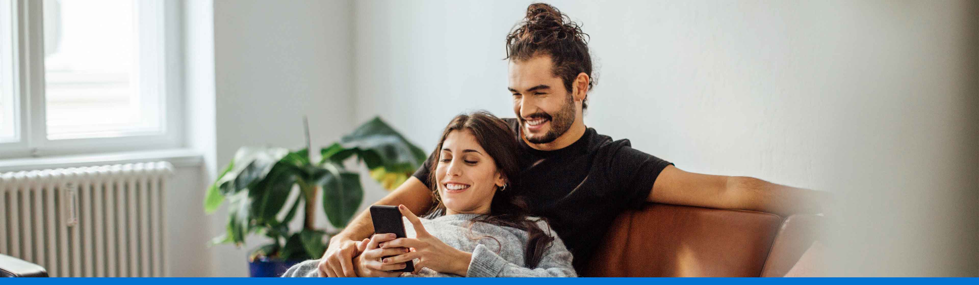 pareja feliz mirando su celular
