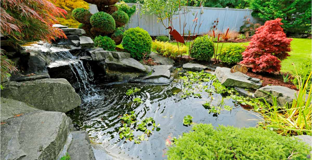 Jardín zen con paisajismo minimalista, asientos tranquilos y