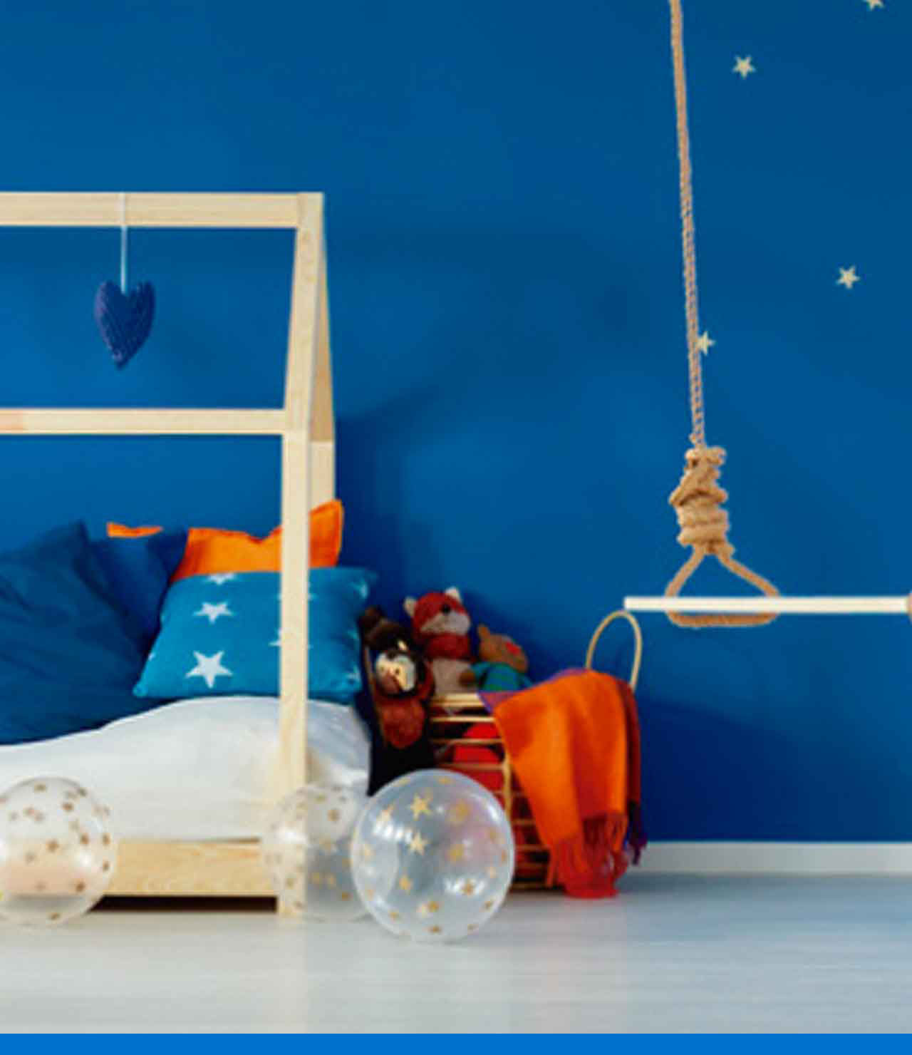 Habitación Del Bebé Azul Con Una Pequeña Mesa Y Sillas, Pisos De