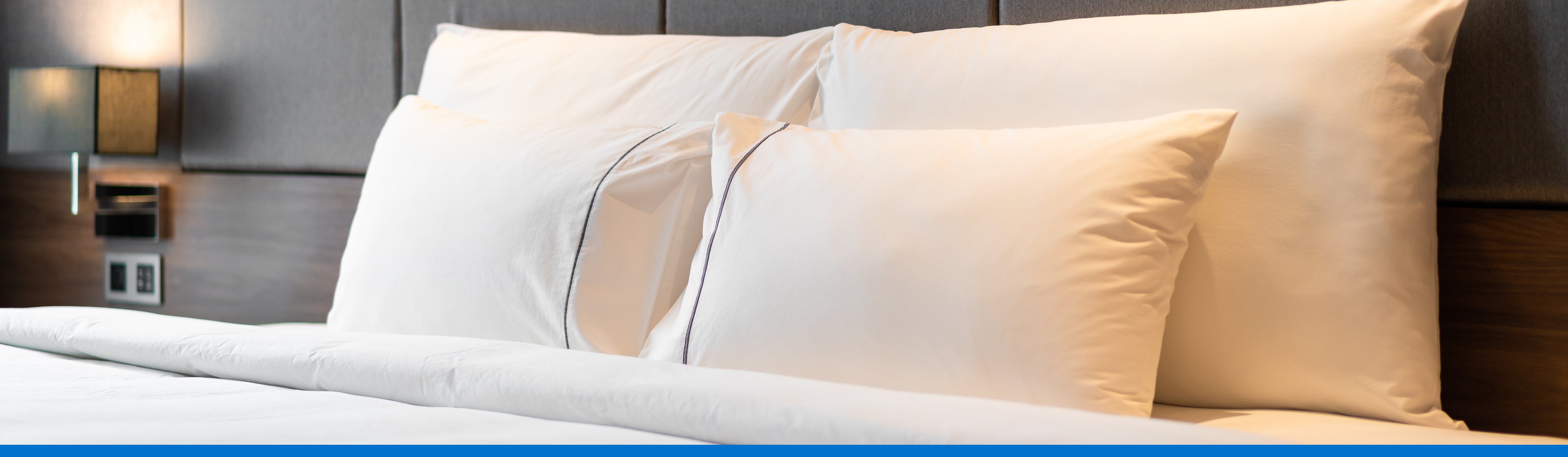 Almohadas limpias y frescas sobre una cama