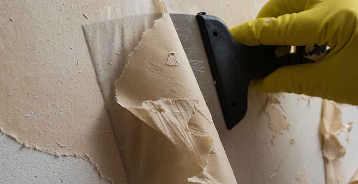 Use papel de lija para lijar la superficie de la pared. nivelación de  superficies, trabajo en el interior de la casa.