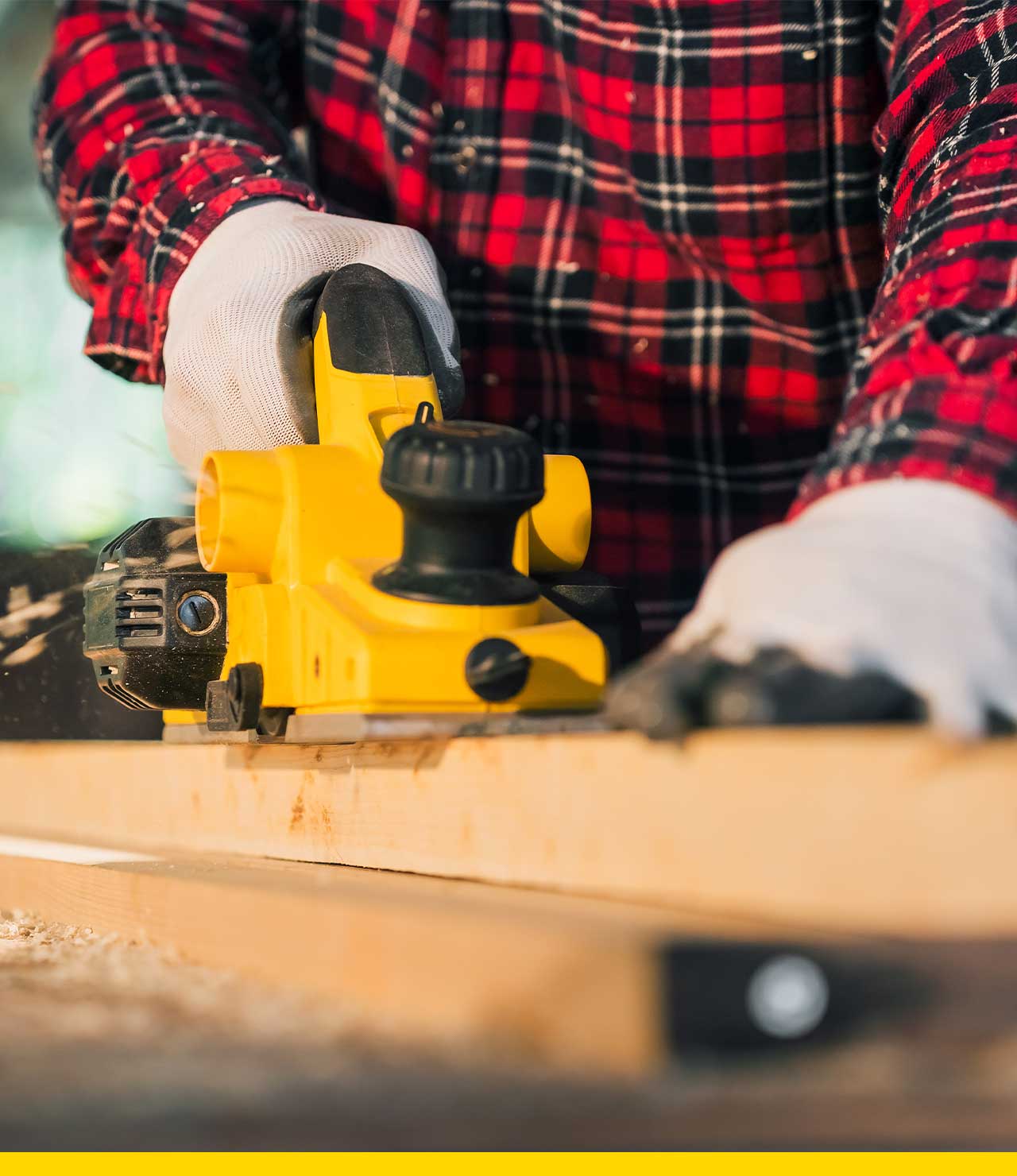 Cómo usar un cepillo eléctrico en carpintería?