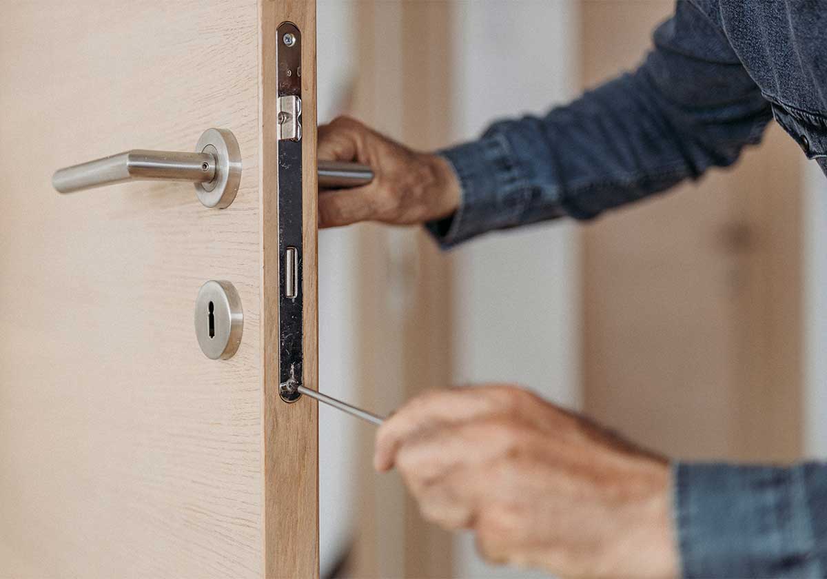 Cómo instalar un cerrojo en puerta 
