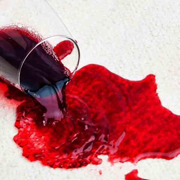 ¿Cómo quitar manchas de vino con recetas caseras?