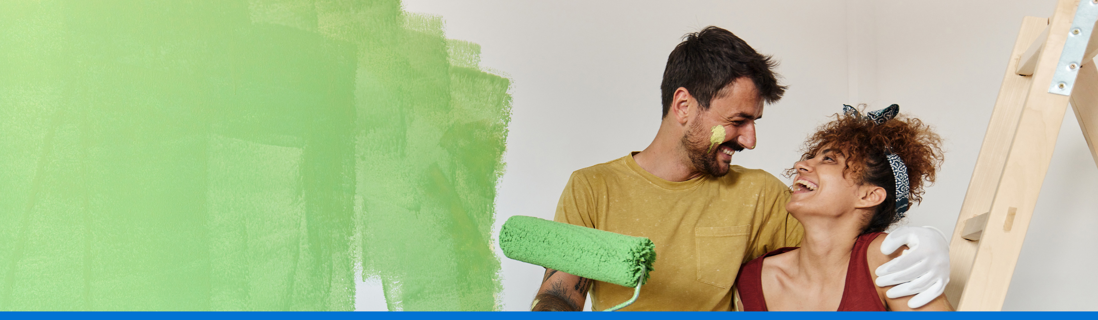 pareja pintando de verde las paredes