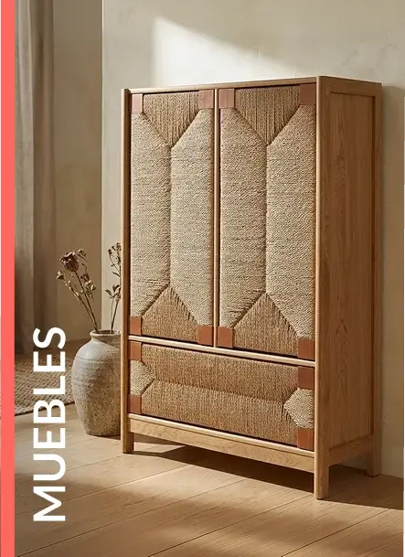 Armario de madera con detalles de fibras tejidas en las puertas.