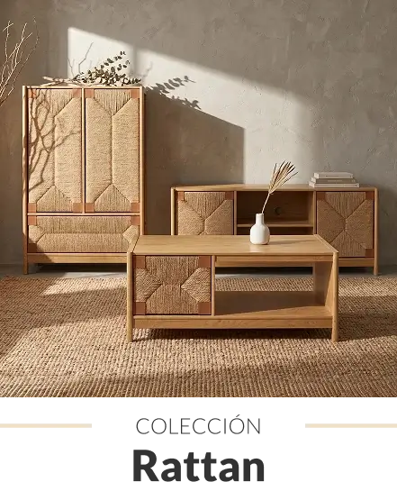 Living comedor con muebles de ratán y materiales naturales en ambiente cálido