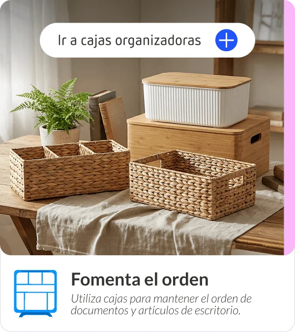 Cajas organizadoras de bambú y mimbre sobre mesa de madera
