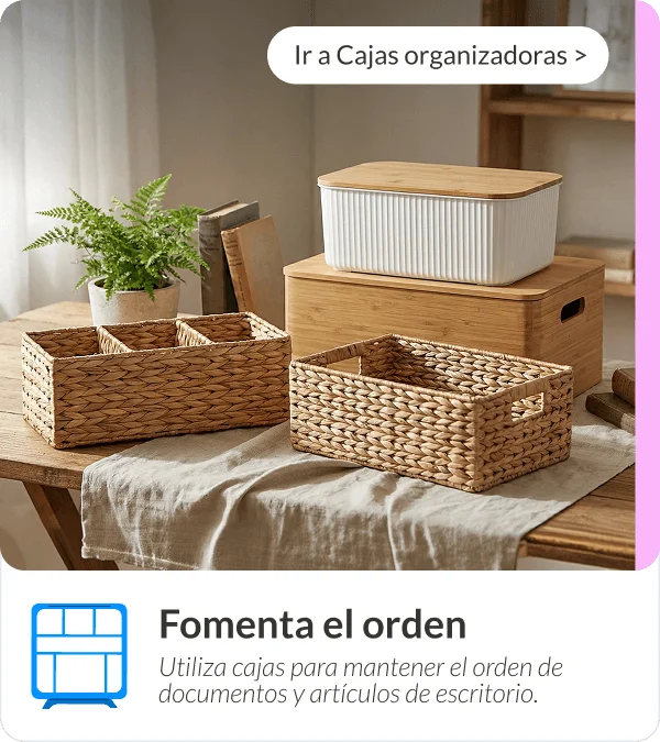 Cajas organizadoras de bambú y mimbre sobre mesa de madera