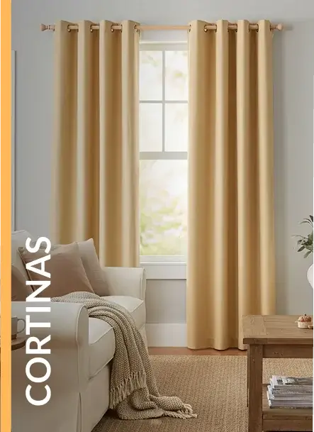 Cortinas largas de color beige en una sala de estar iluminada.