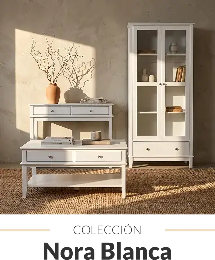 Living comedor en tonos claros con muebles clásicos y decoración luminosa